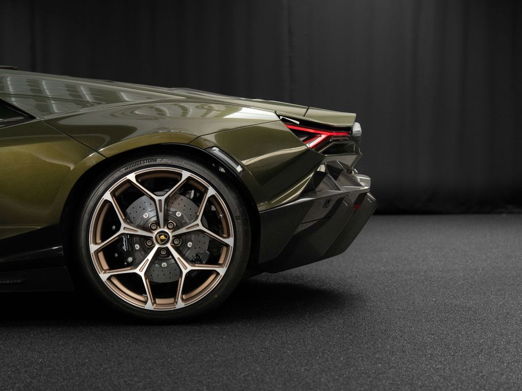 Lamborghini Revuelto 2024