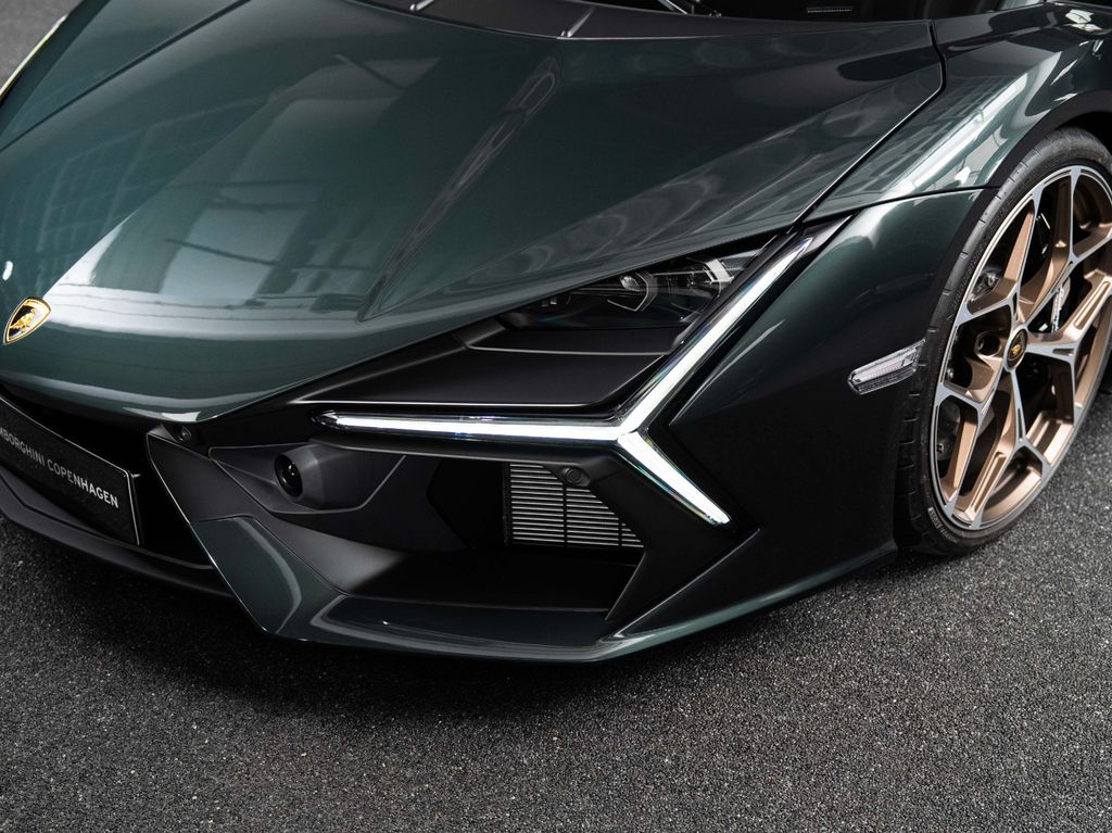 Lamborghini Revuelto 2024