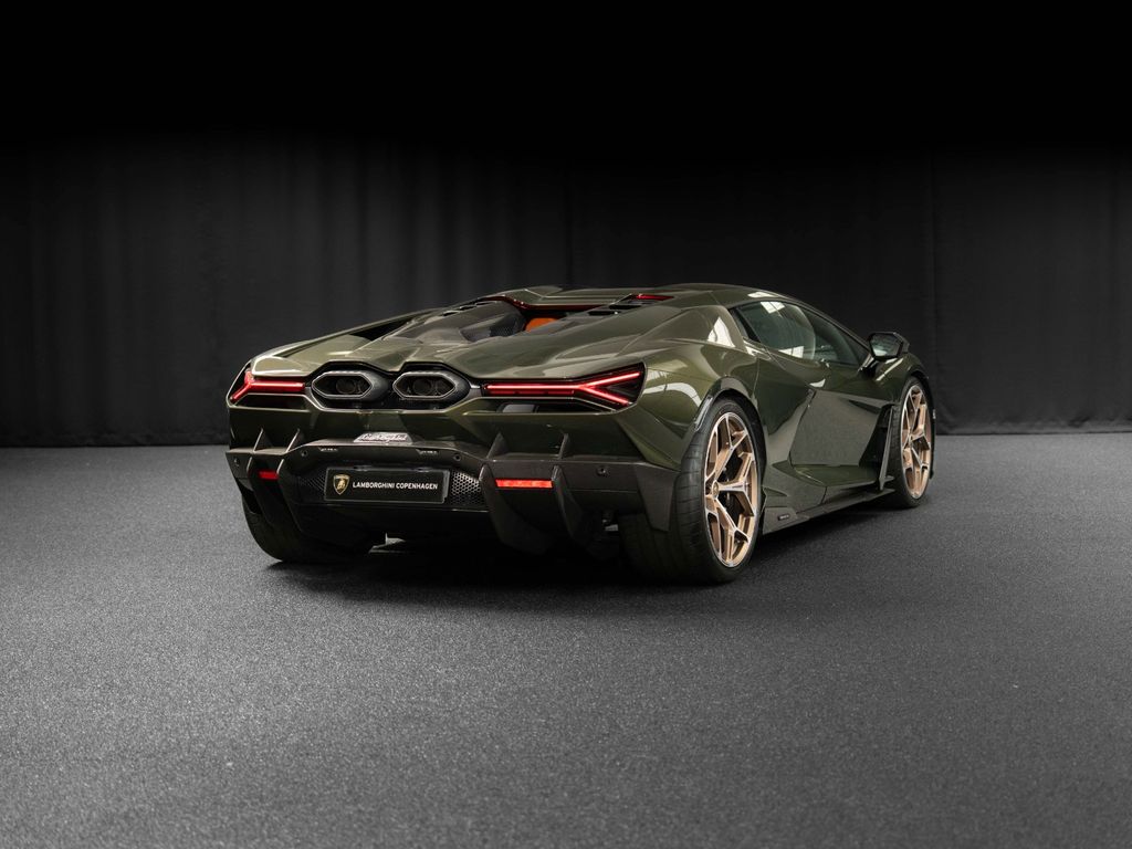 Lamborghini Revuelto 2024