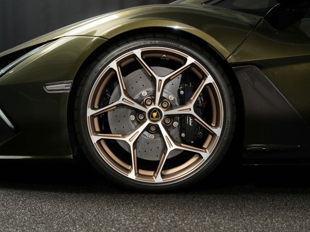 Lamborghini Revuelto 2024