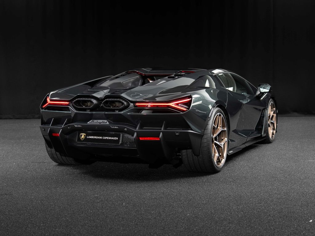 Lamborghini Revuelto 2024