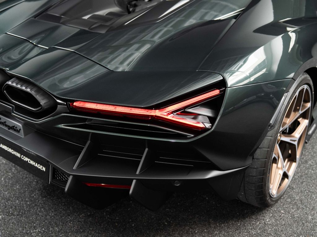 Lamborghini Revuelto 2024