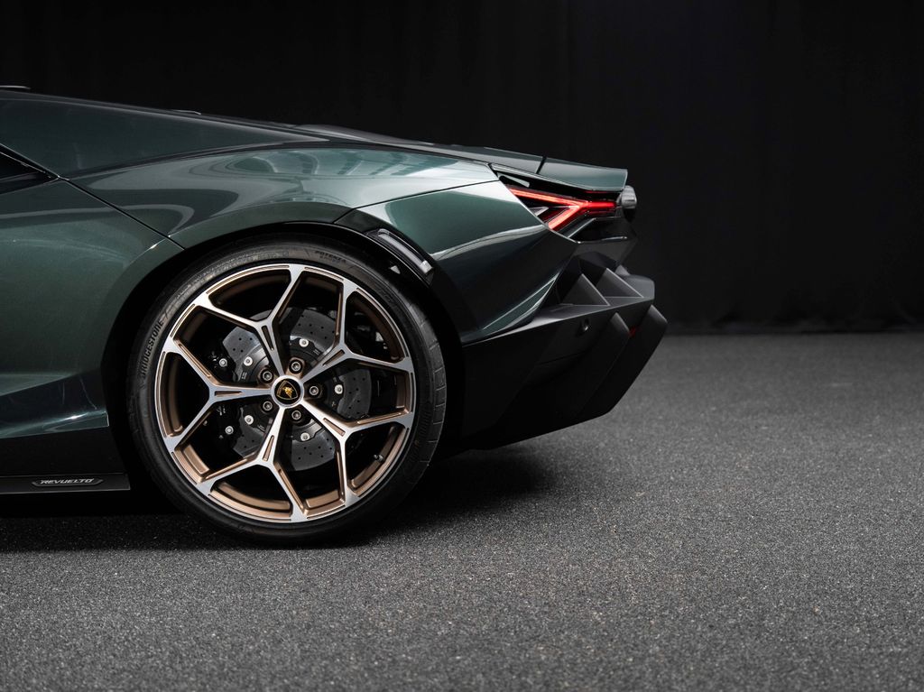 Lamborghini Revuelto 2024