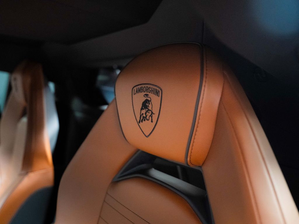 Lamborghini Revuelto 2024