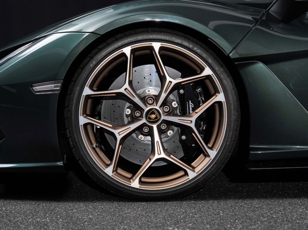 Lamborghini Revuelto 2024