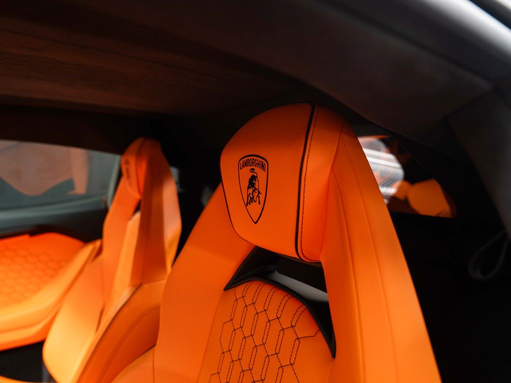 Lamborghini Revuelto 2024