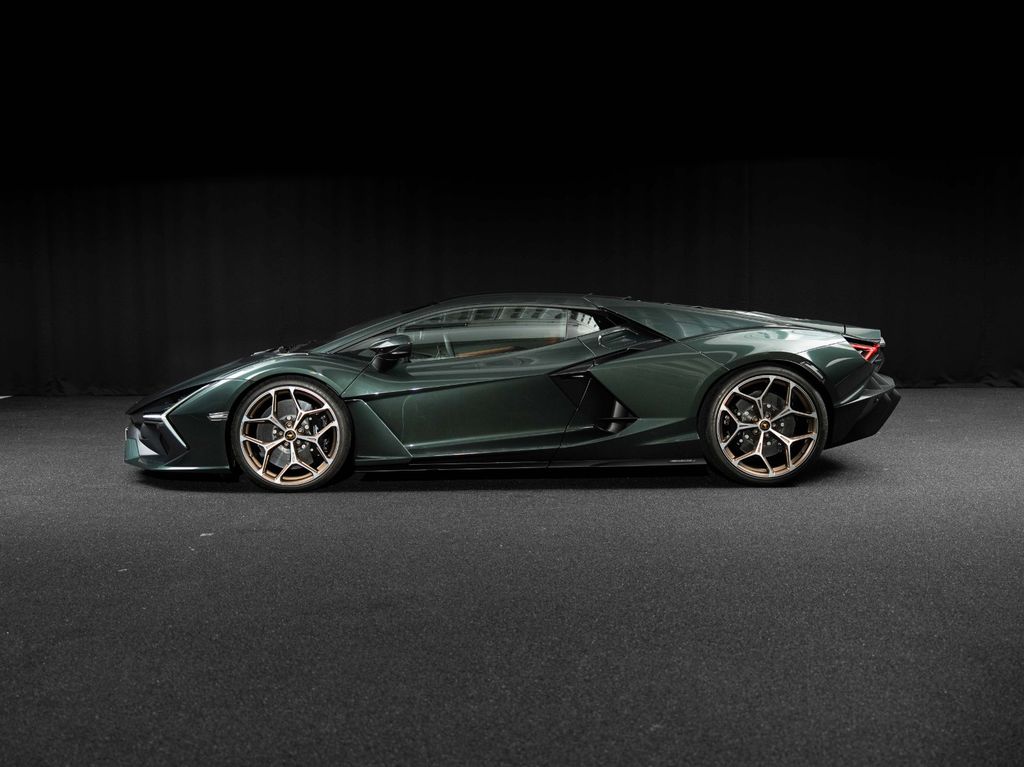 Lamborghini Revuelto 2024
