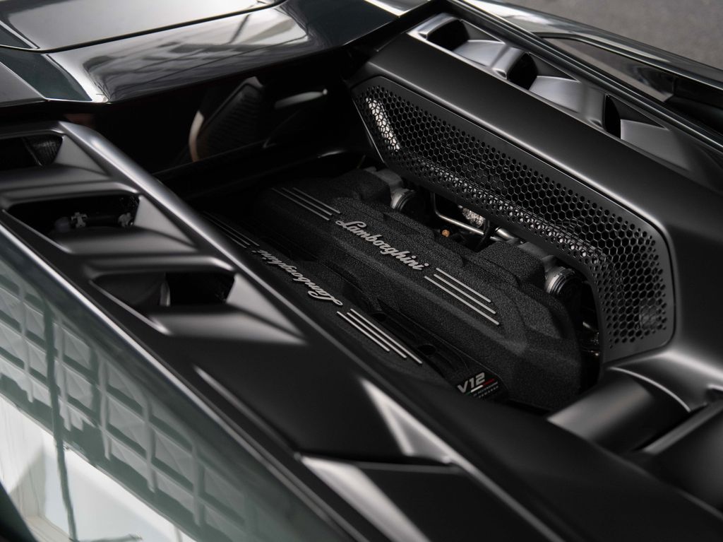 Lamborghini Revuelto 2024