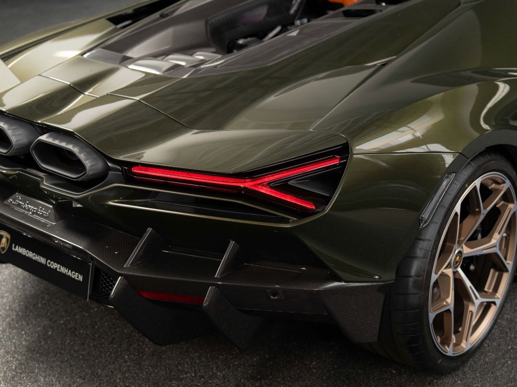 Lamborghini Revuelto 2024