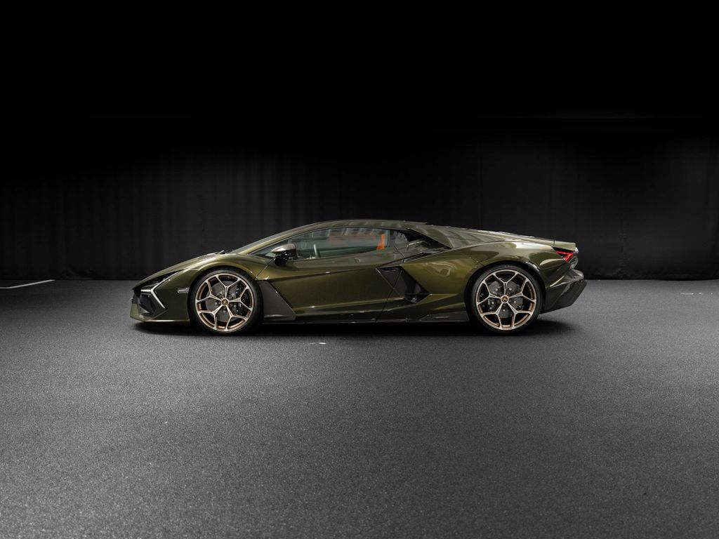 Lamborghini Revuelto 2024