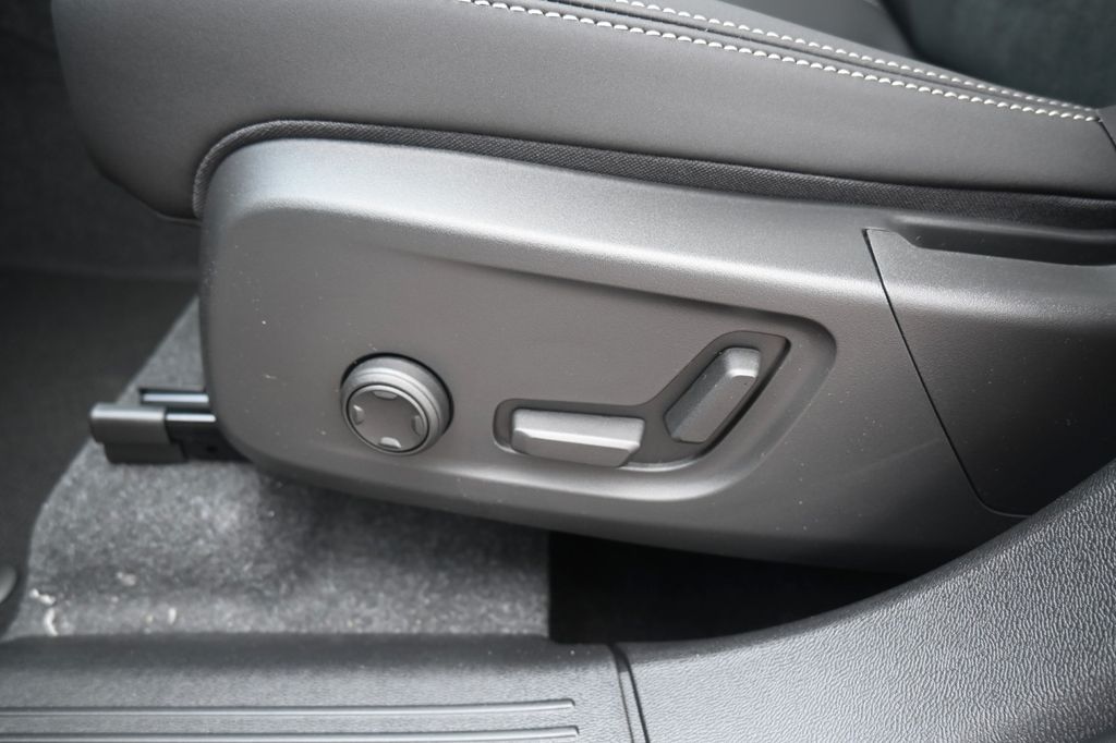 Volvo XC40 2025