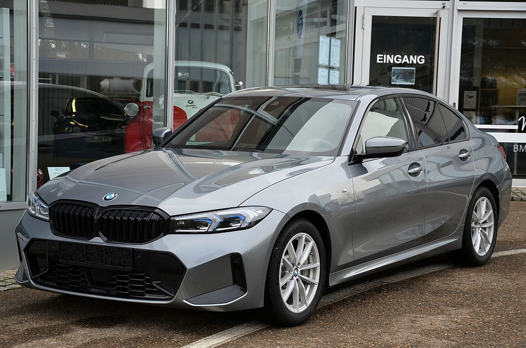 BMW 330 2025