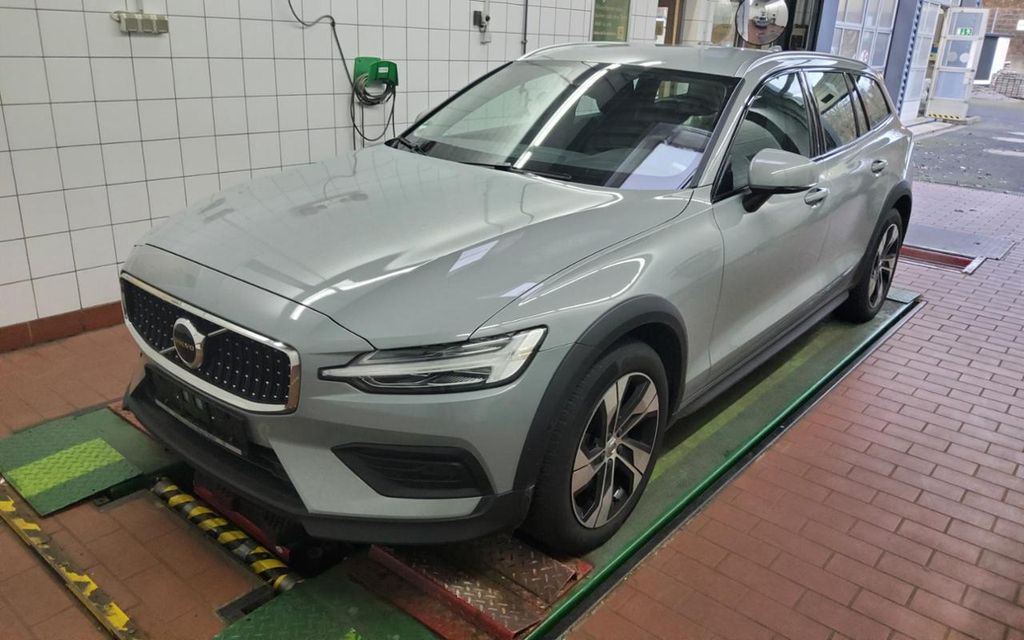 Volvo V60 Cross Country 2023