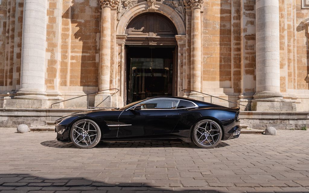 Aston Martin Vanquish 2025