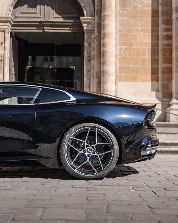 Aston Martin Vanquish 2025