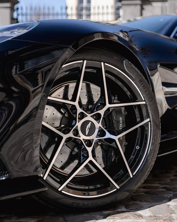 Aston Martin Vanquish 2025