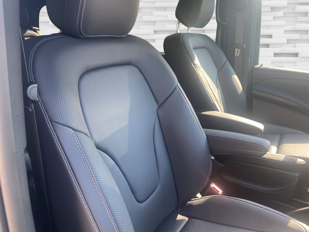 Mercedes-Benz V 300 2025