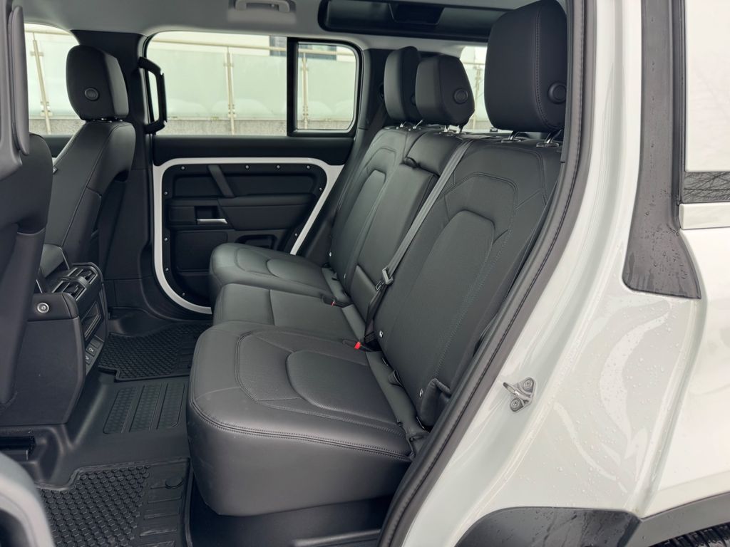 Land Rover Defender 2024