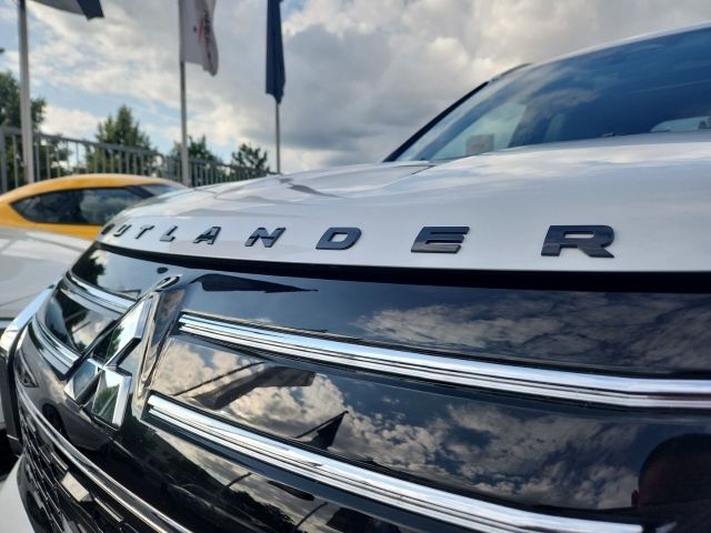 Mitsubishi Plug-in Hybrid Outlander 2025