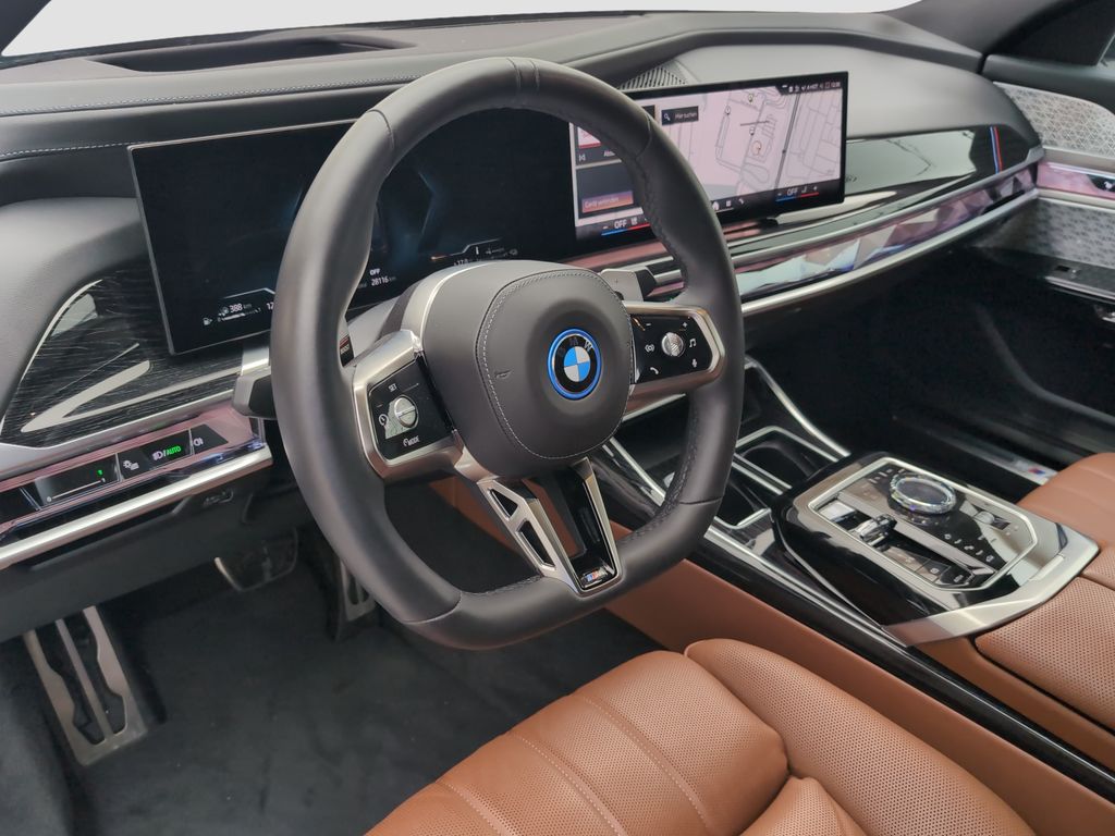 BMW 750 2024