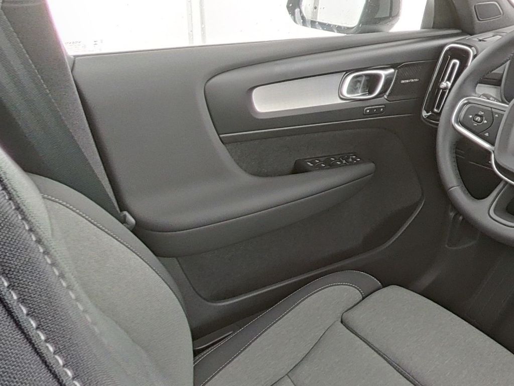 Volvo XC40 2025