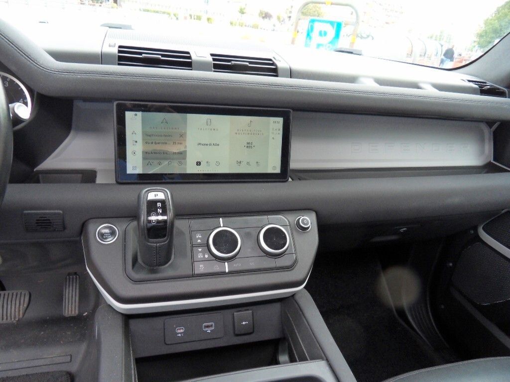 Land Rover Defender 2022