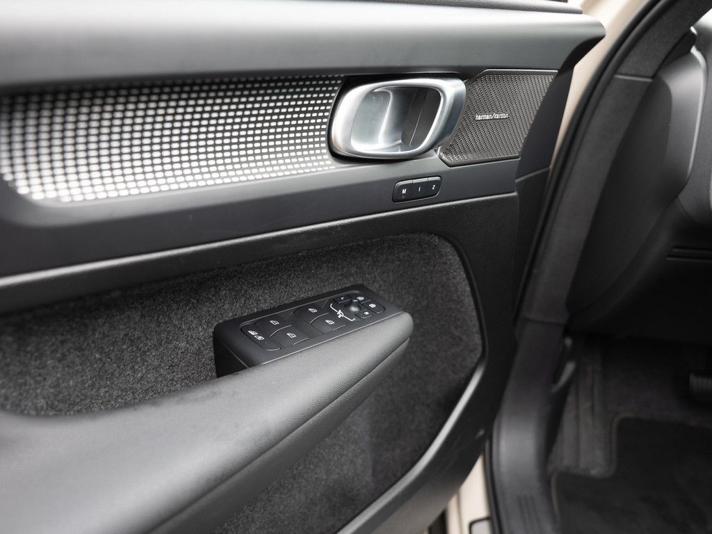 Volvo XC40 2025