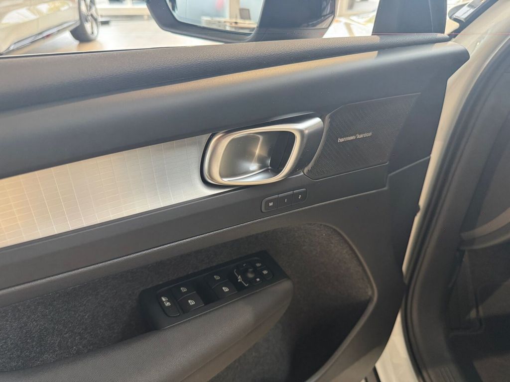 Volvo XC40 2025