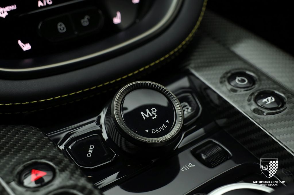 Aston Martin DBX 2024