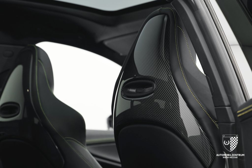 Aston Martin DBX 2024