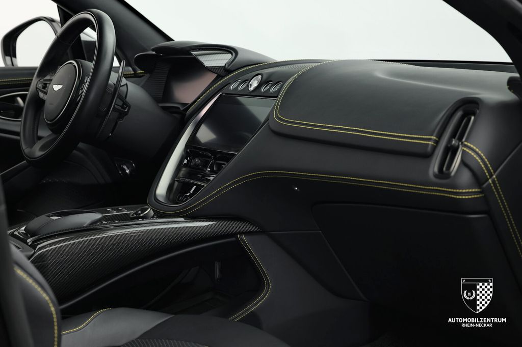 Aston Martin DBX 2024