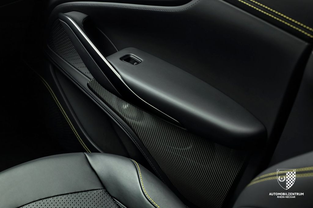 Aston Martin DBX 2024