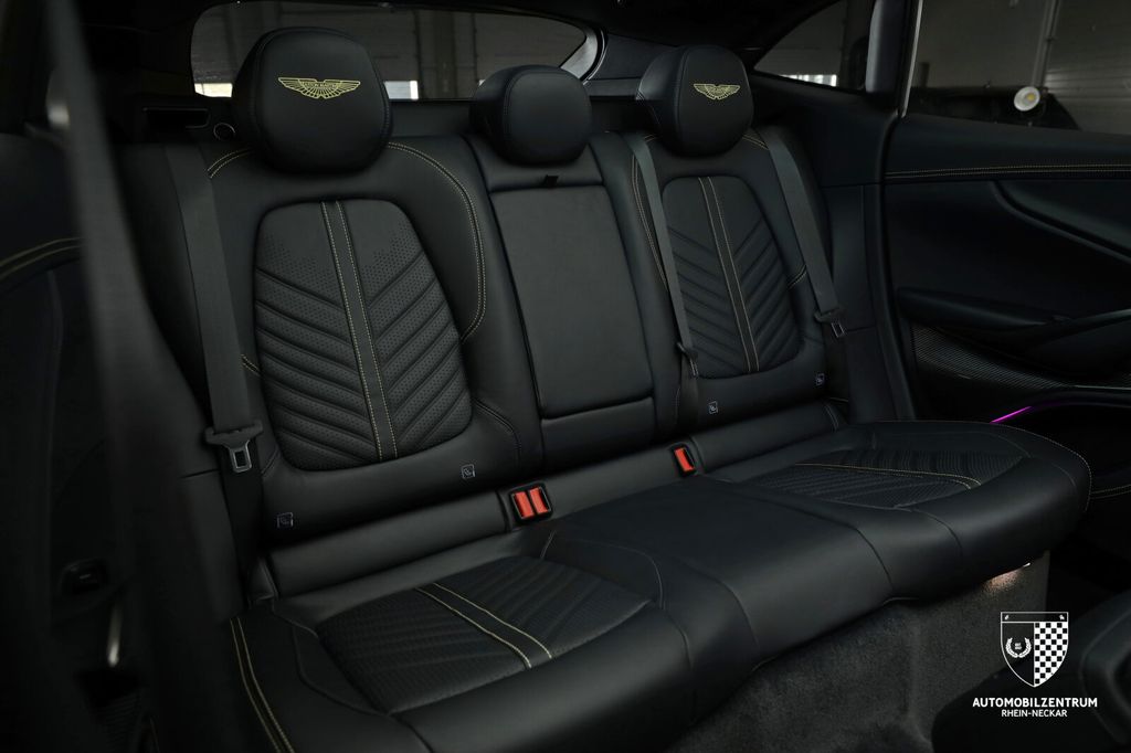 Aston Martin DBX 2024