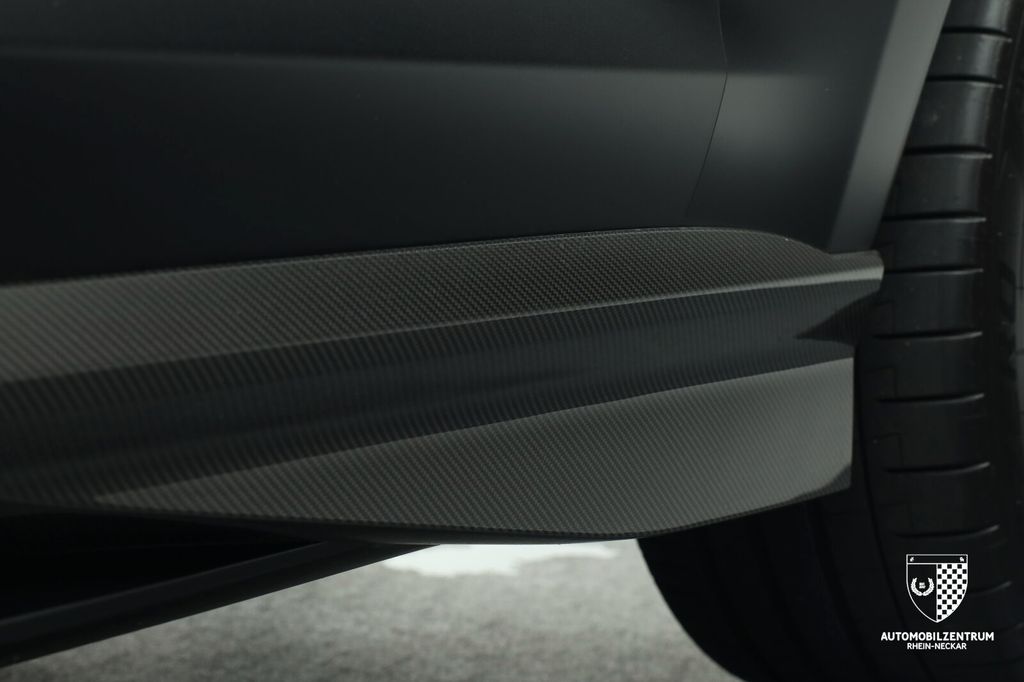 Aston Martin DBX 2024