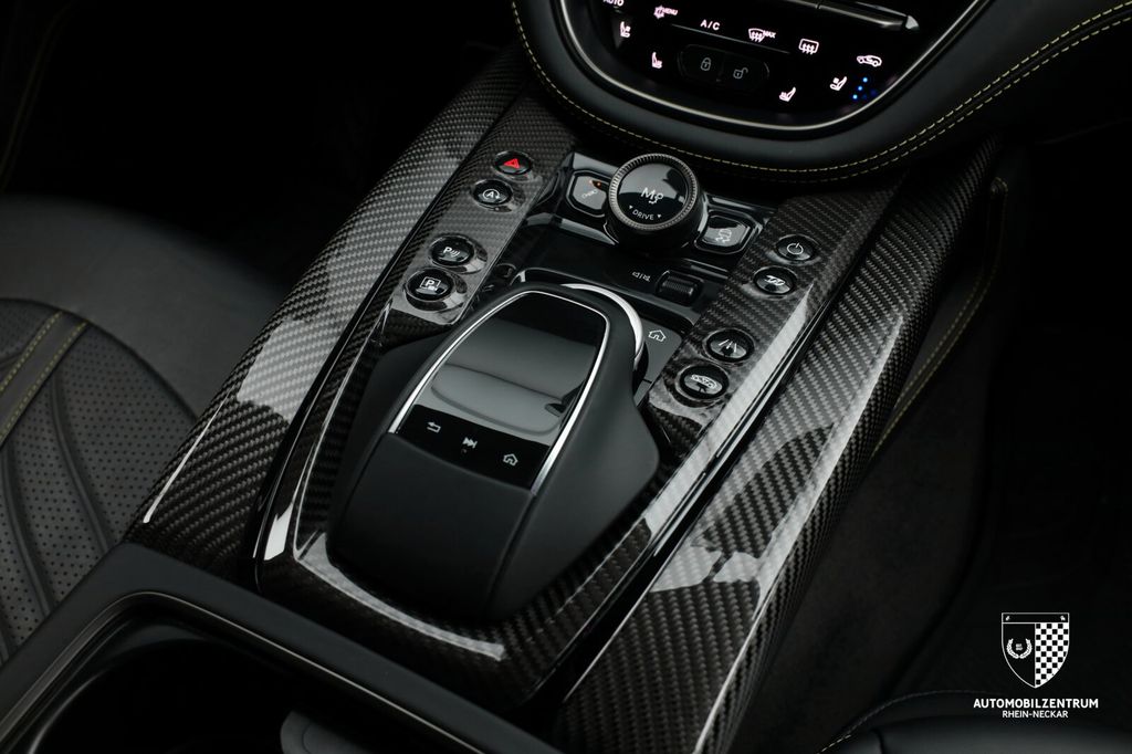 Aston Martin DBX 2024