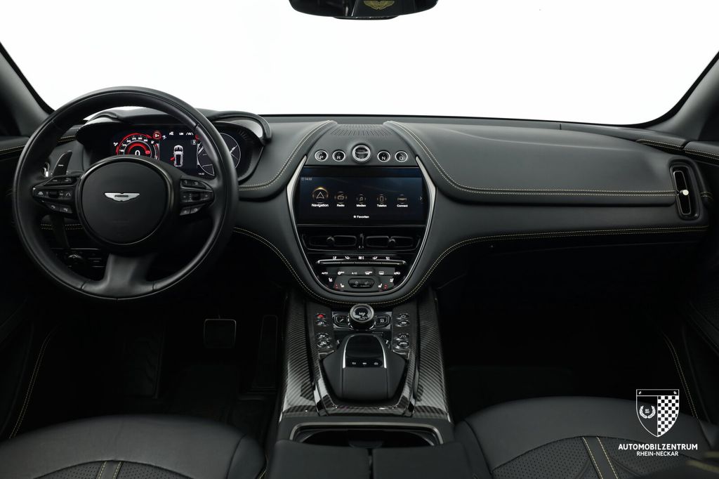 Aston Martin DBX 2024