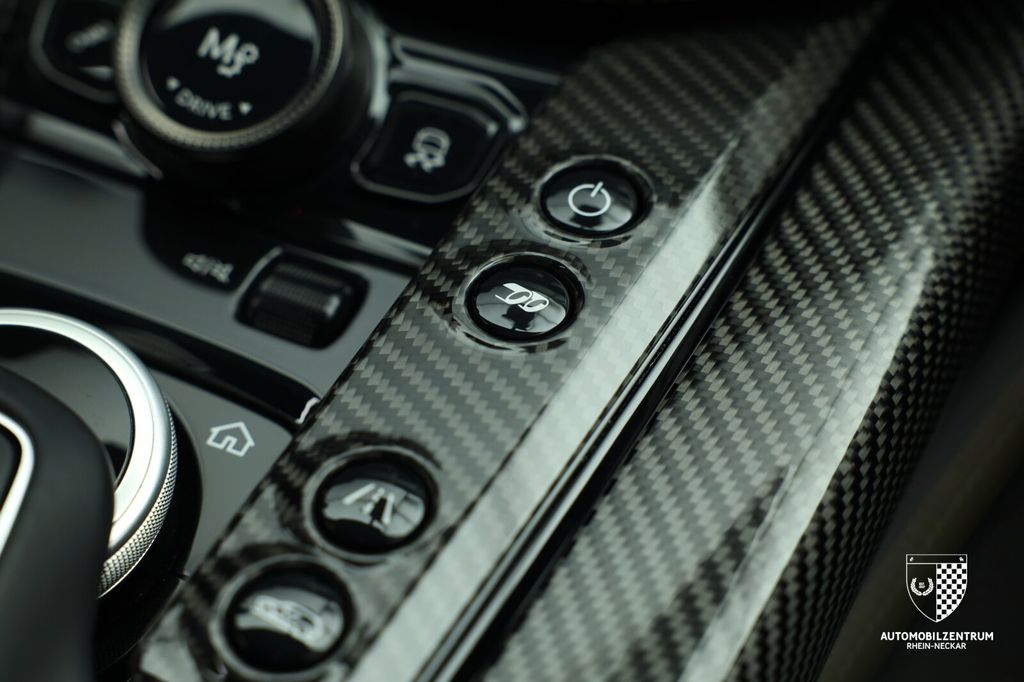 Aston Martin DBX 2024