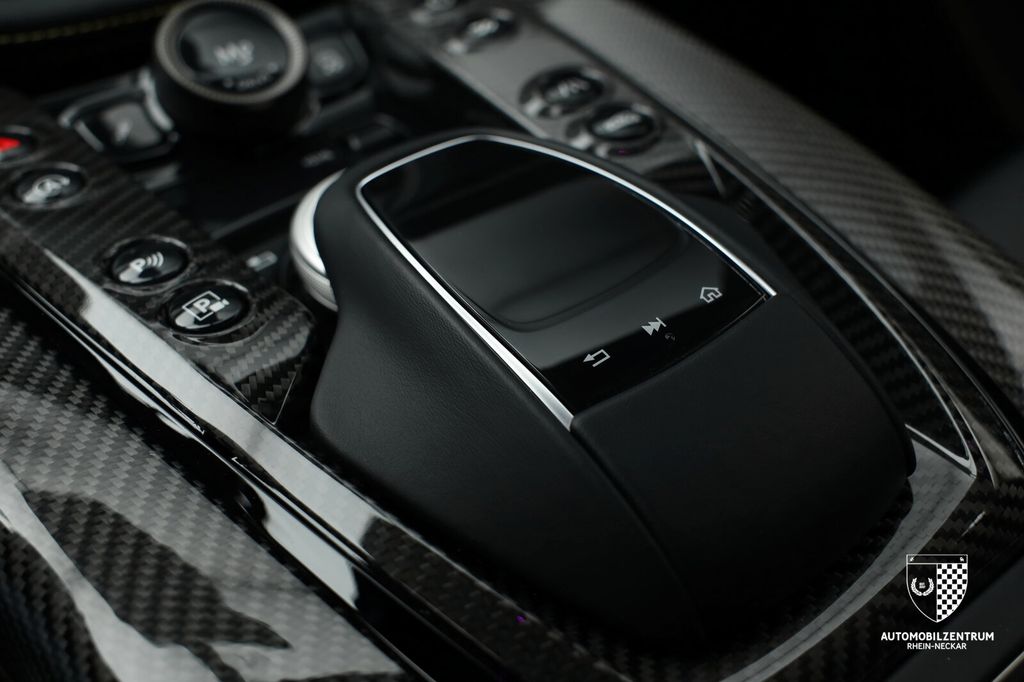 Aston Martin DBX 2024