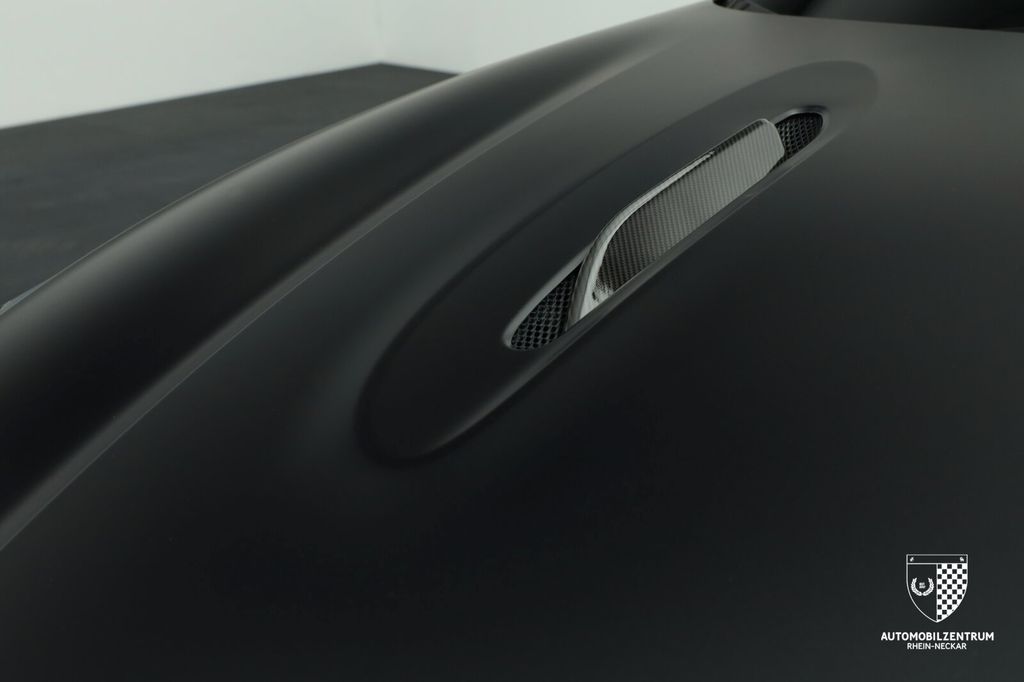 Aston Martin DBX 2024