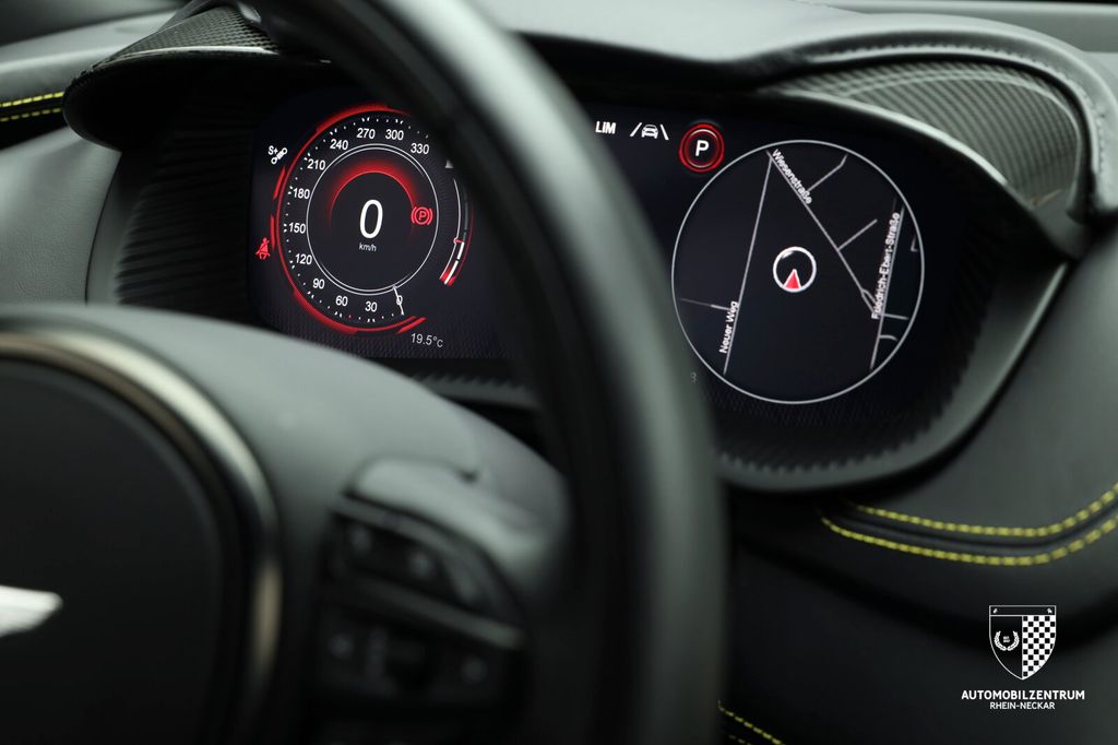 Aston Martin DBX 2024