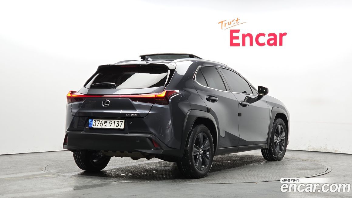 Lexus UX 2024