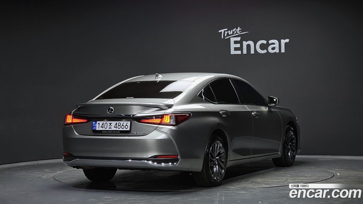 Lexus ES 2025