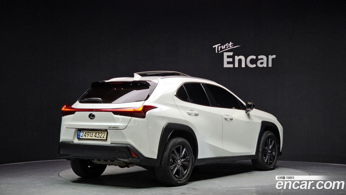 Lexus UX 2024
