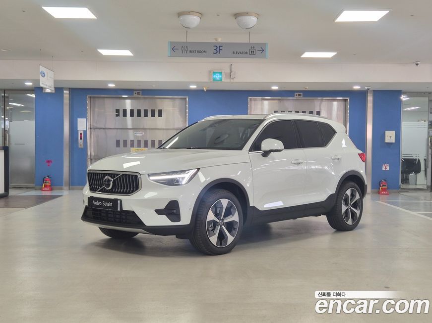 Volvo XC40 2025