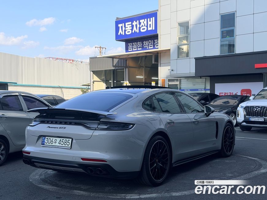 Porsche Panamera 2021