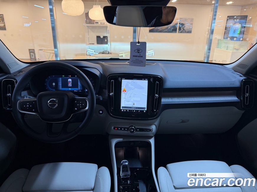 Volvo XC40 2025