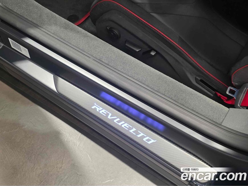 Lamborghini Revuelto 2025