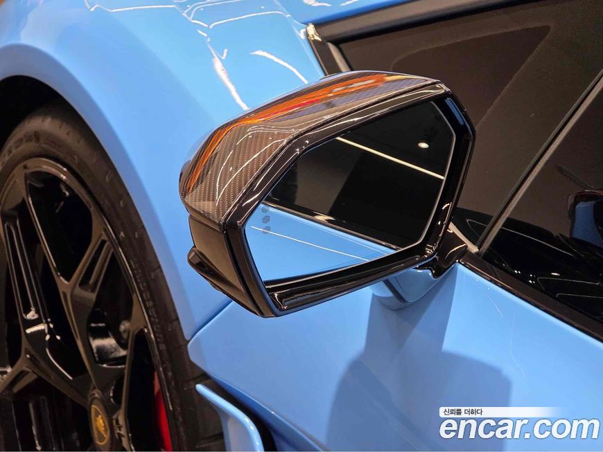 Lamborghini Revuelto 2025