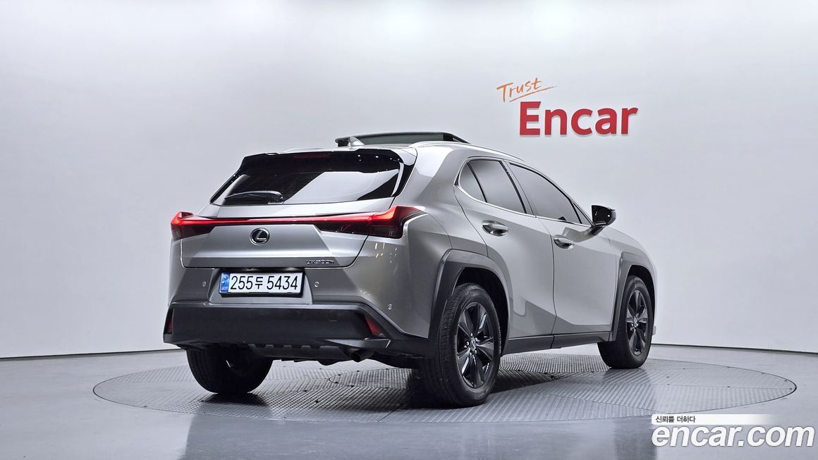 Lexus UX 2025
