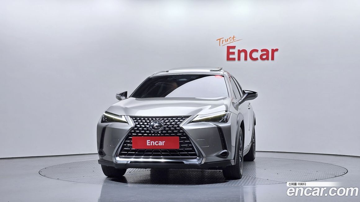 Lexus UX 2025